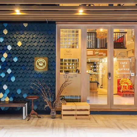 Kinnon Deluxe Hostel Coworking Cafe Банкок Екстериор снимка