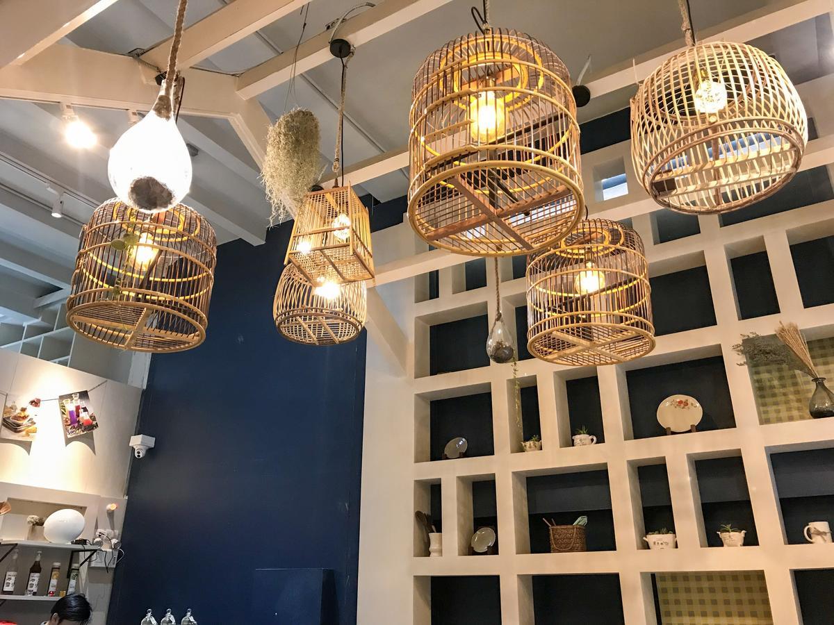 Kinnon Deluxe Hostel Coworking Cafe Банкок Екстериор снимка