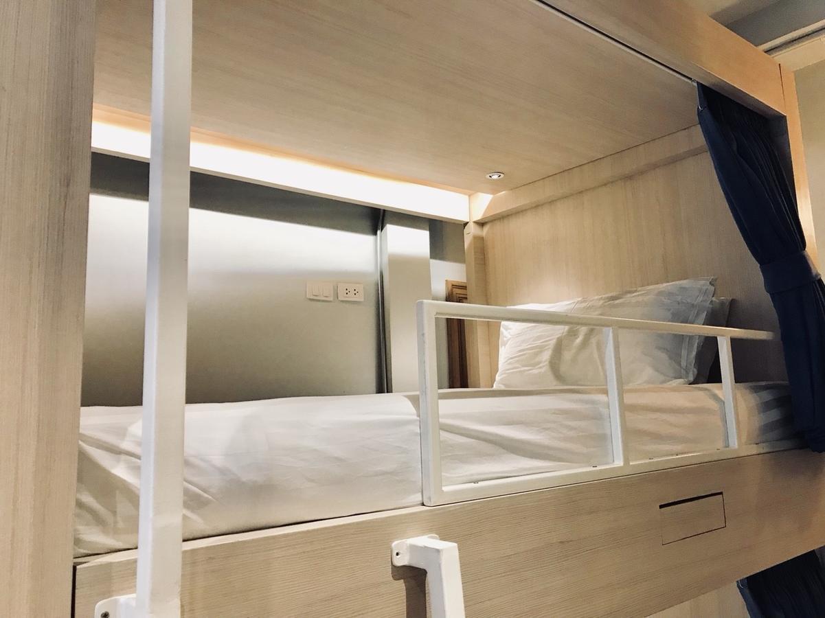 Kinnon Deluxe Hostel Coworking Cafe Банкок Екстериор снимка