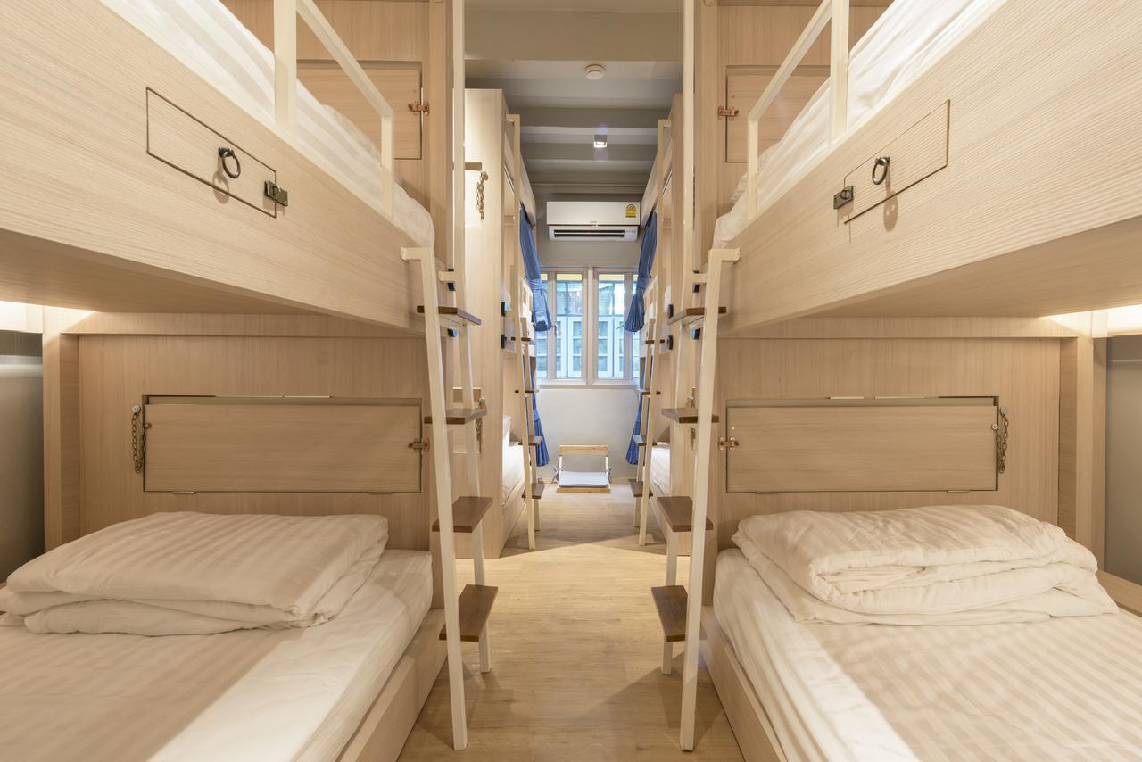 Kinnon Deluxe Hostel Coworking Cafe Банкок Екстериор снимка