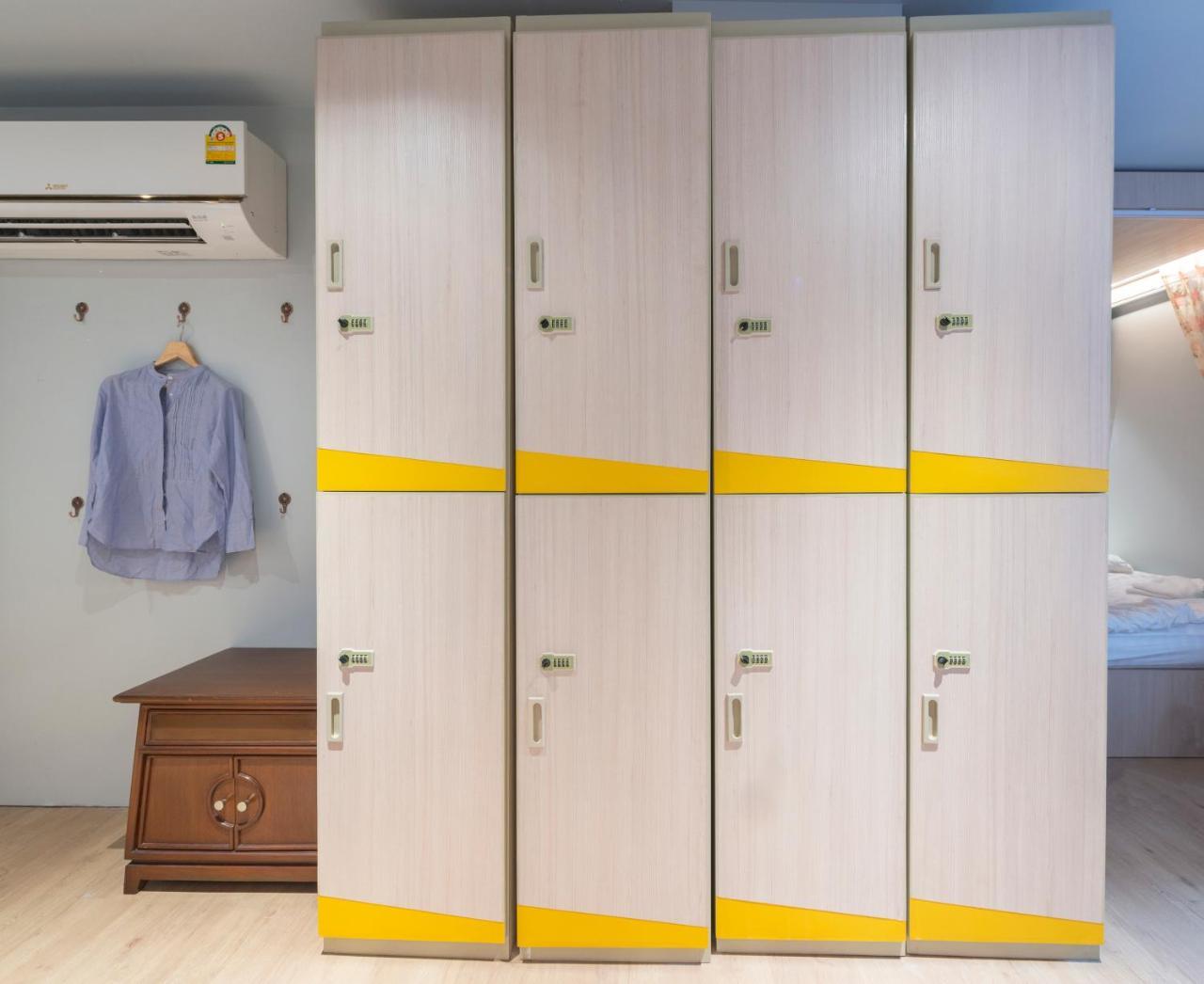 Kinnon Deluxe Hostel Coworking Cafe Банкок Екстериор снимка