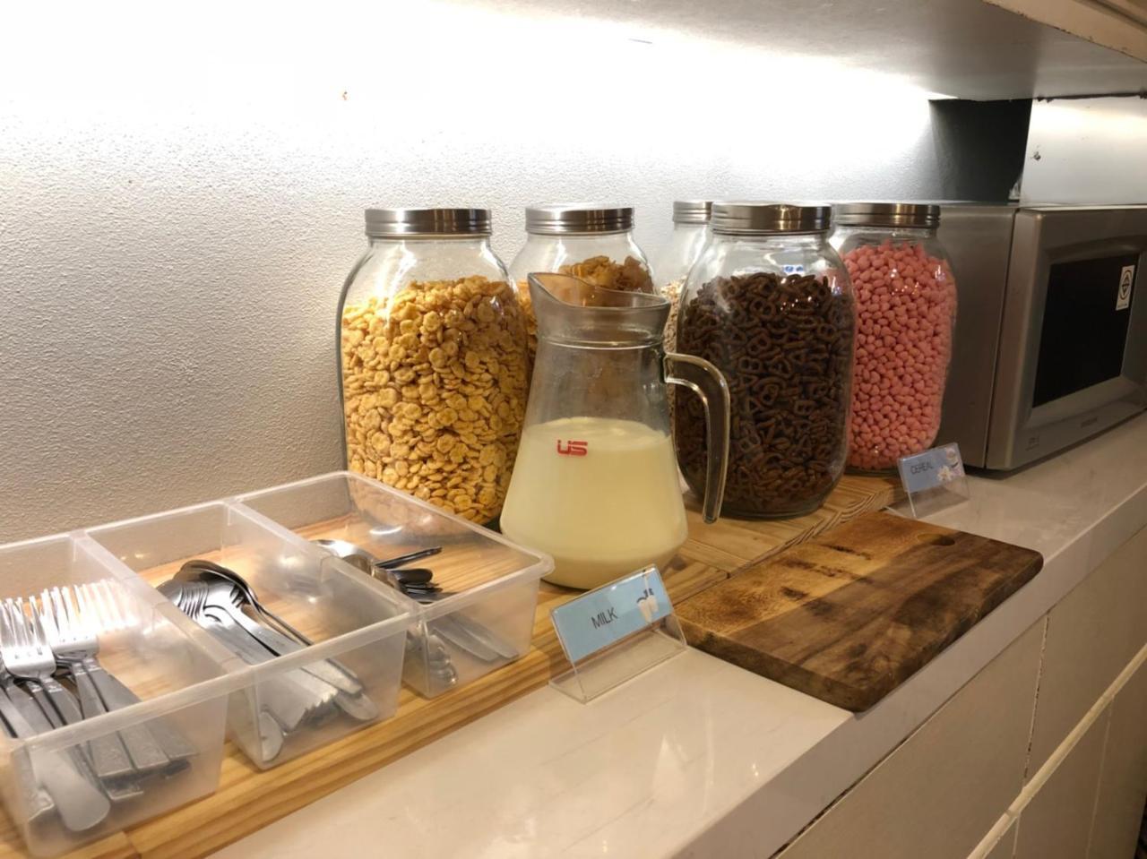 Kinnon Deluxe Hostel Coworking Cafe Банкок Екстериор снимка