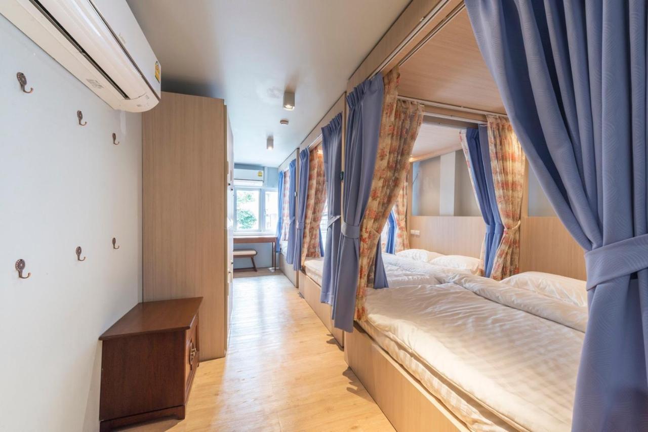 Kinnon Deluxe Hostel Coworking Cafe Банкок Екстериор снимка