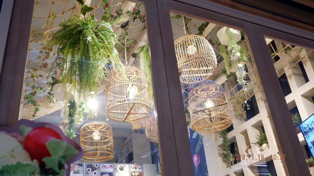 Kinnon Deluxe Hostel Coworking Cafe Банкок Екстериор снимка