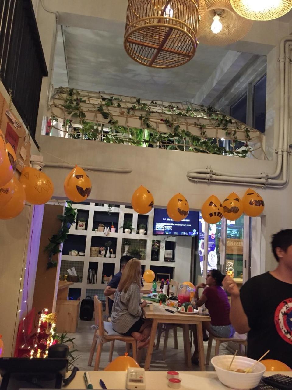 Kinnon Deluxe Hostel Coworking Cafe Банкок Екстериор снимка