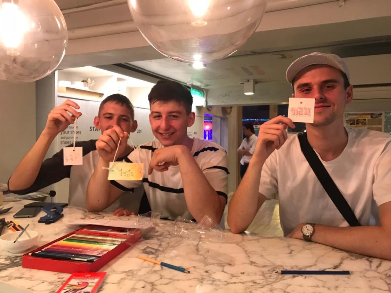 Kinnon Deluxe Hostel Coworking Cafe Банкок Екстериор снимка