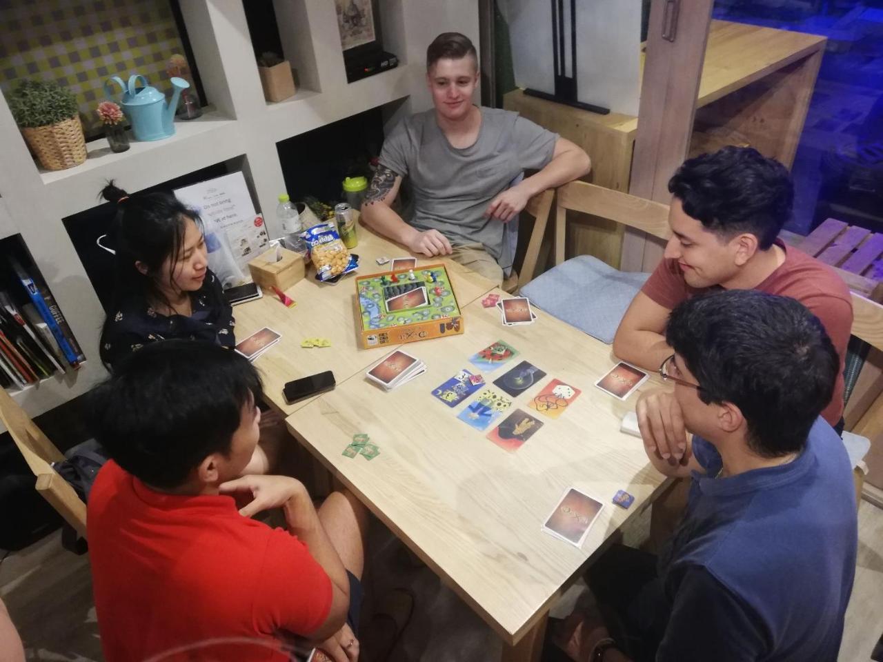 Kinnon Deluxe Hostel Coworking Cafe Банкок Екстериор снимка