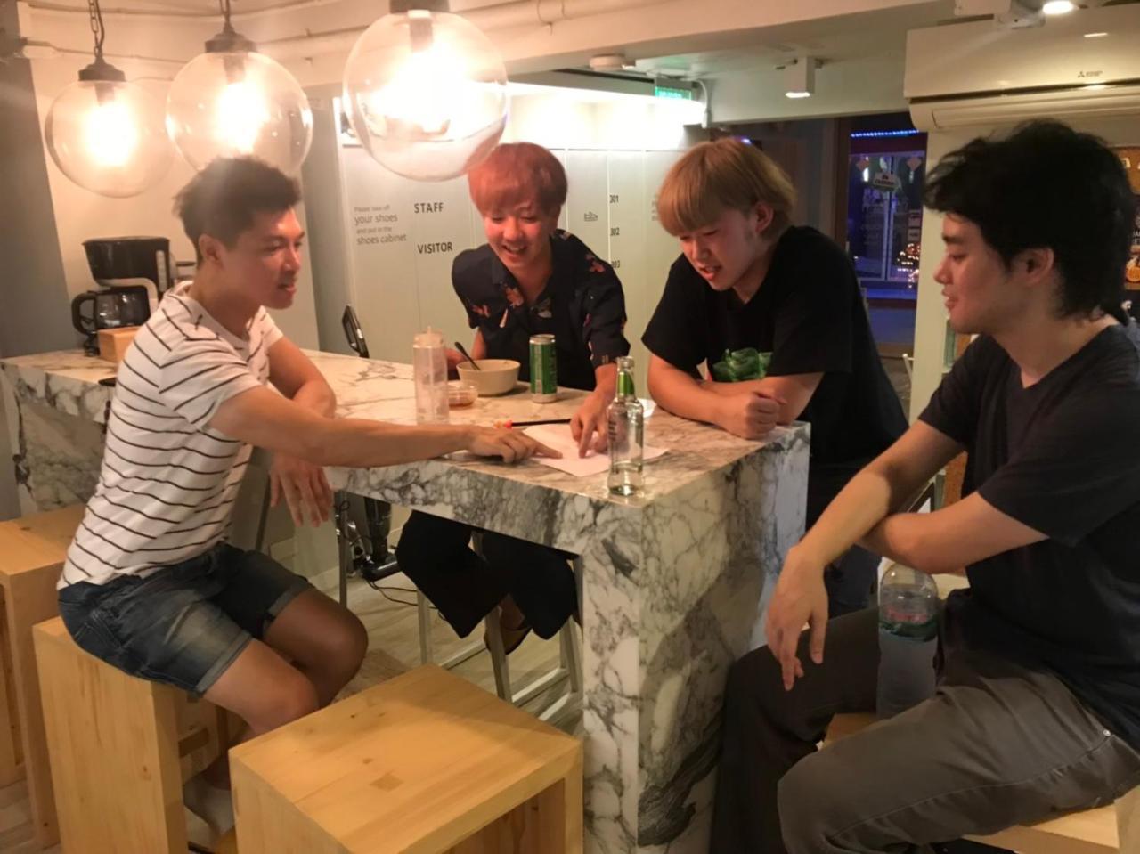 Kinnon Deluxe Hostel Coworking Cafe Банкок Екстериор снимка